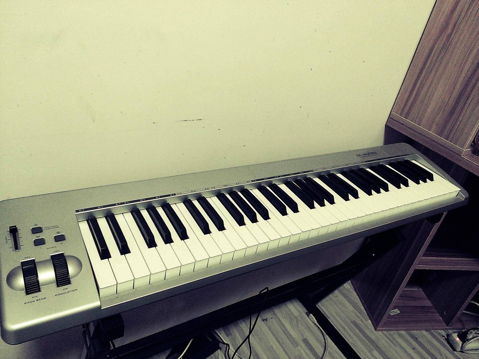 第一把琴,很便宜的卖给小熊了